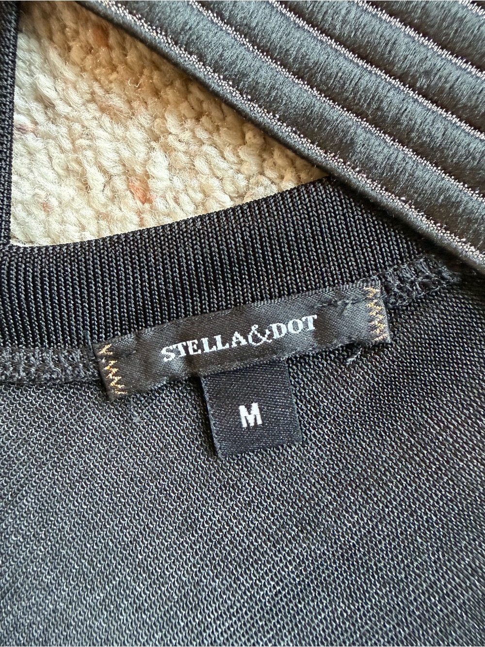 NWT Stella & Dot Black V-Neck Long Sleeve Top with Metallic Strap Detail Size M - Picture 4 of 5